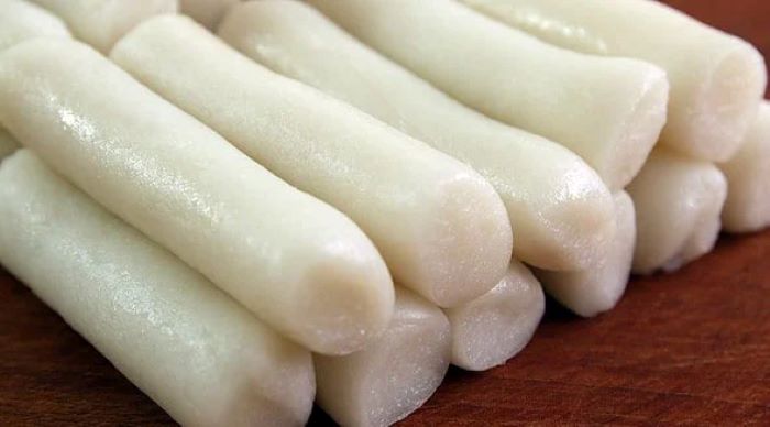 Chewy and Delicious Korean Garaetteok Dish (Cylinder-Shaped Rice Cake)